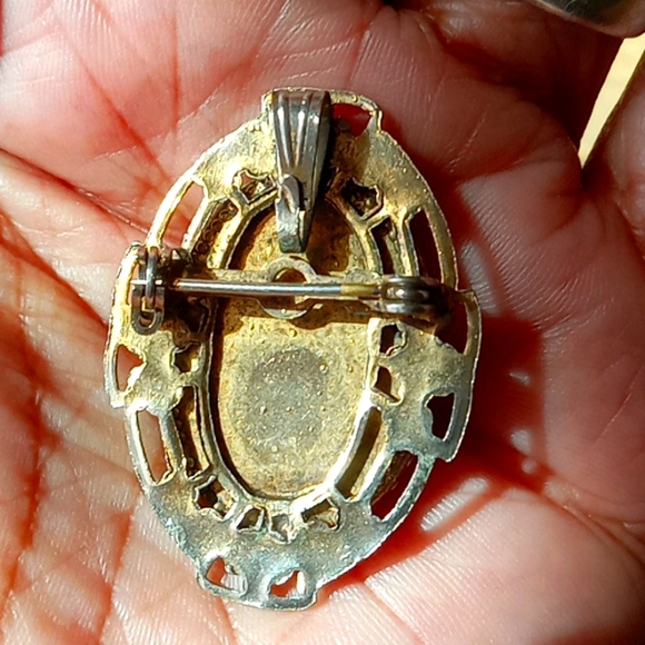 Cameo Pin/ Pendant Black, Goldtone Floral Filigree, Vintage - Picture 2 of 4